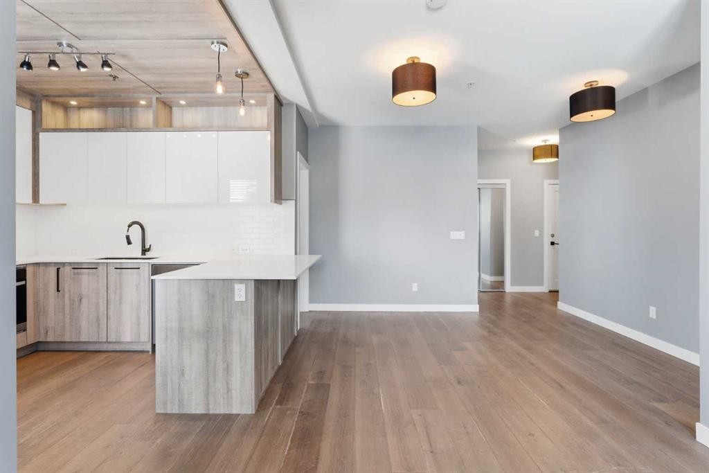 209-2702 17 Avenue Sw, Calgary, AB - Indoor Photo Showing Kitchen