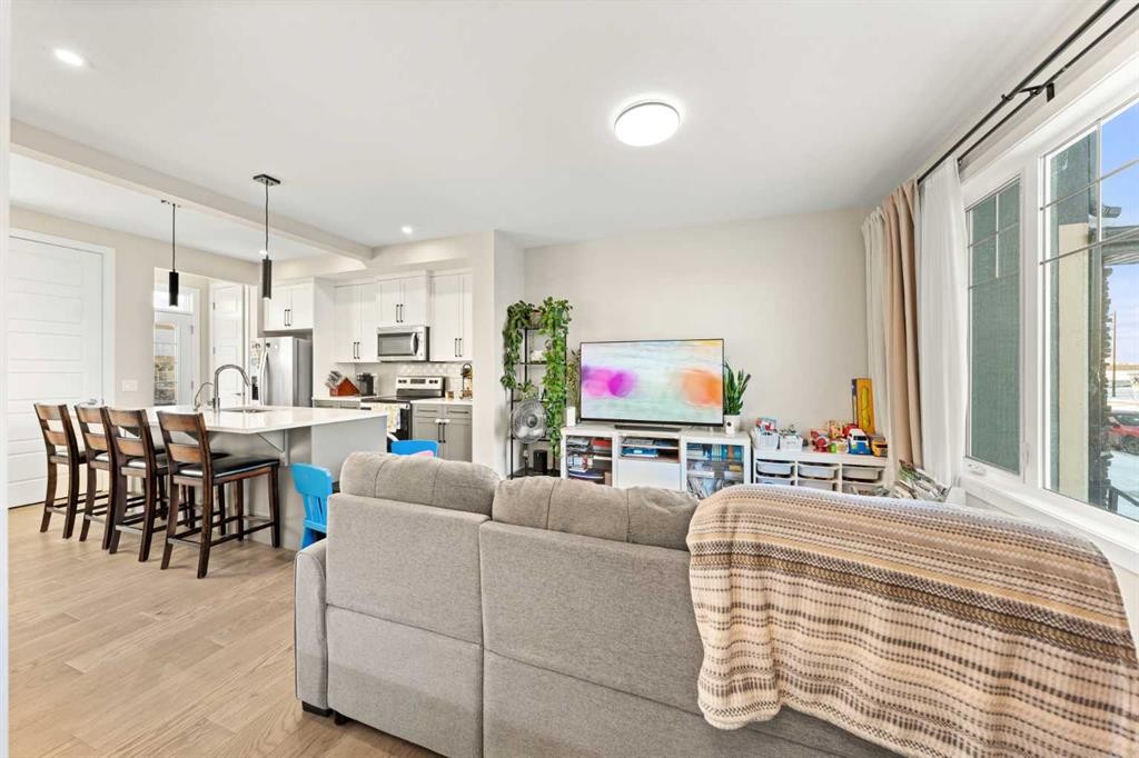 281 Waterford Boulevard, Chestermere, AB - Indoor Photo Showing Living Room