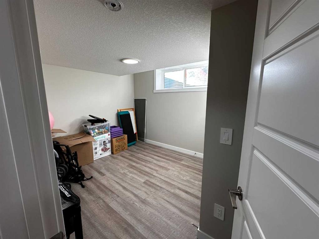 281 Waterford Boulevard, Chestermere, AB - Indoor Photo Showing Other Room