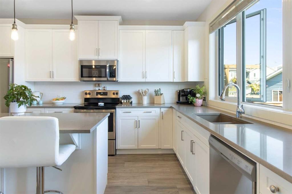 112 Fireside Crescent, Cochrane, AB - Indoor Photo Showing Kitchen With Upgraded Kitchen