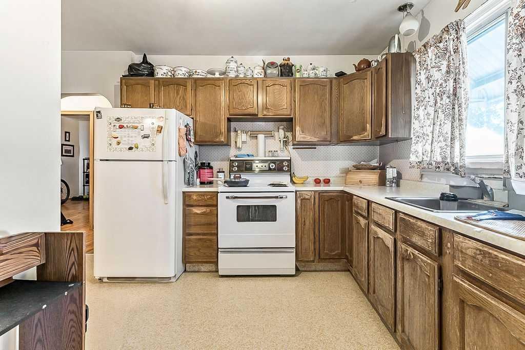 2731 Morley Trail Nw, Calgary, AB - Indoor Photo Showing Kitchen