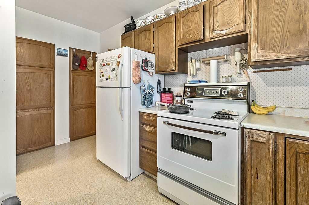 2731 Morley Trail Nw, Calgary, AB - Indoor Photo Showing Kitchen