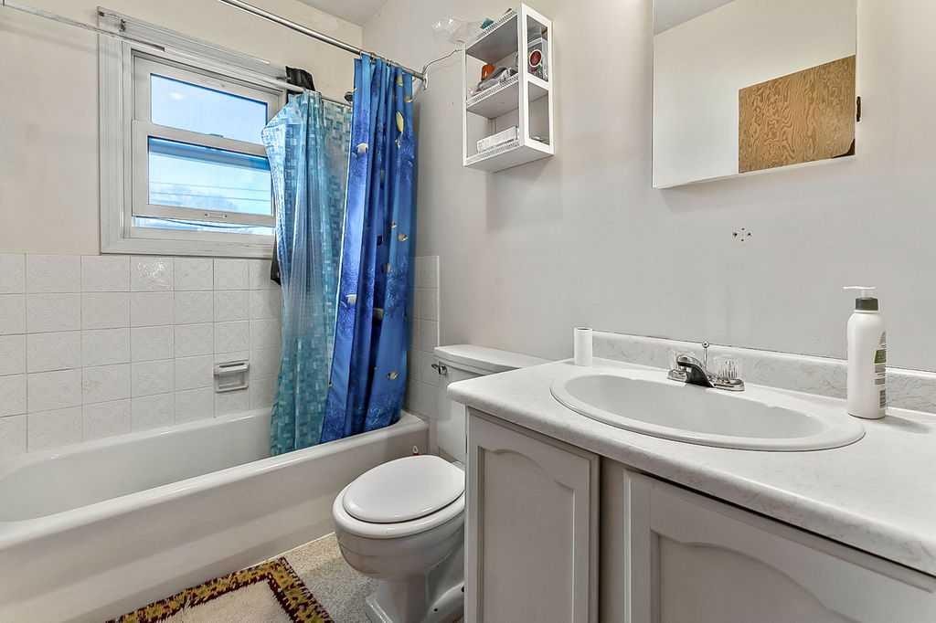 2731 Morley Trail Nw, Calgary, AB - Indoor Photo Showing Bathroom