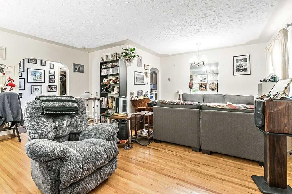 2731 Morley Trail Nw, Calgary, AB - Indoor Photo Showing Living Room