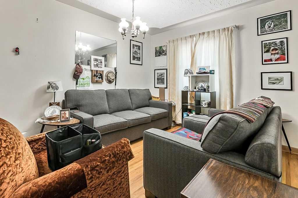2731 Morley Trail Nw, Calgary, AB - Indoor Photo Showing Living Room