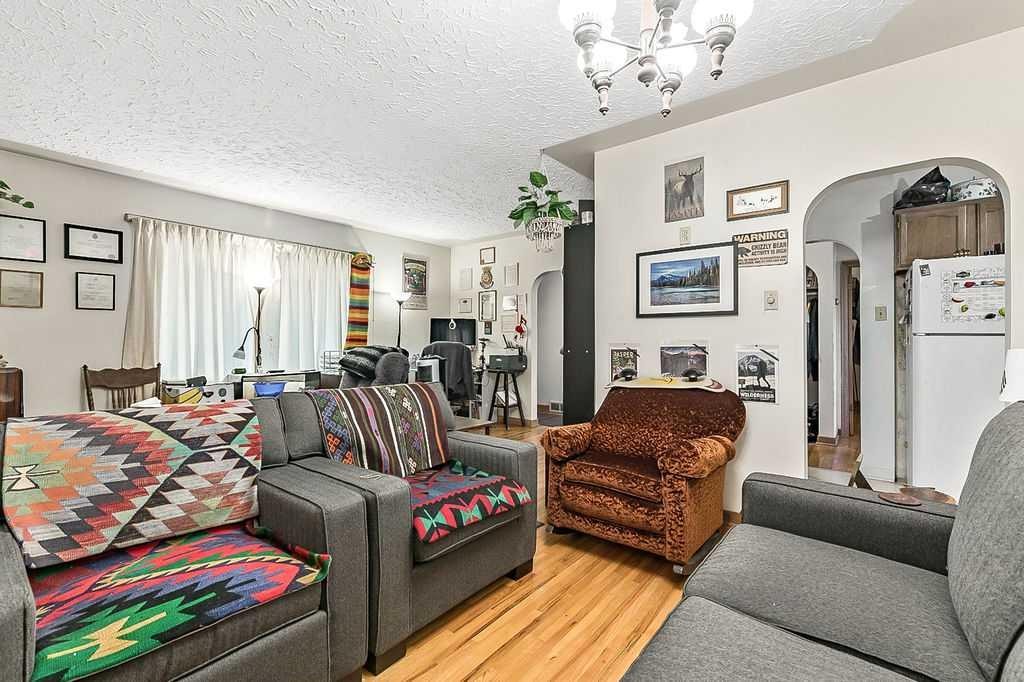 2731 Morley Trail Nw, Calgary, AB - Indoor Photo Showing Living Room