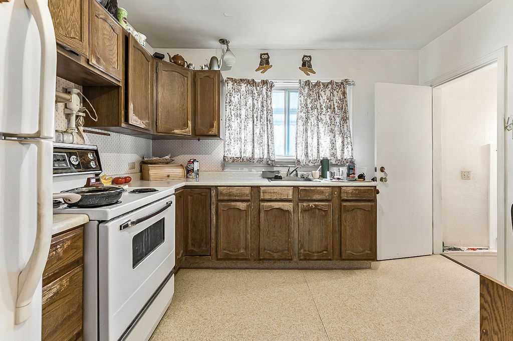 2731 Morley Trail Nw, Calgary, AB - Indoor Photo Showing Kitchen