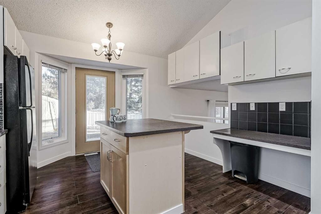 8 Millbank Road Sw, Calgary, AB - Indoor Photo Showing Kitchen