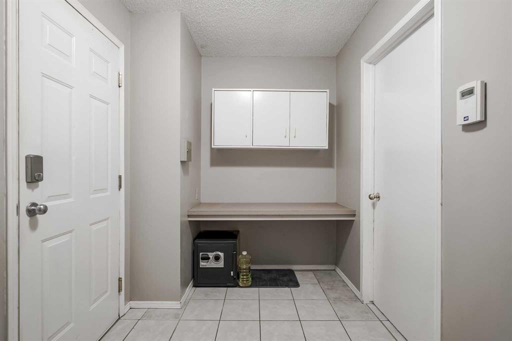 8 Millbank Road Sw, Calgary, AB - Indoor Photo Showing Other Room