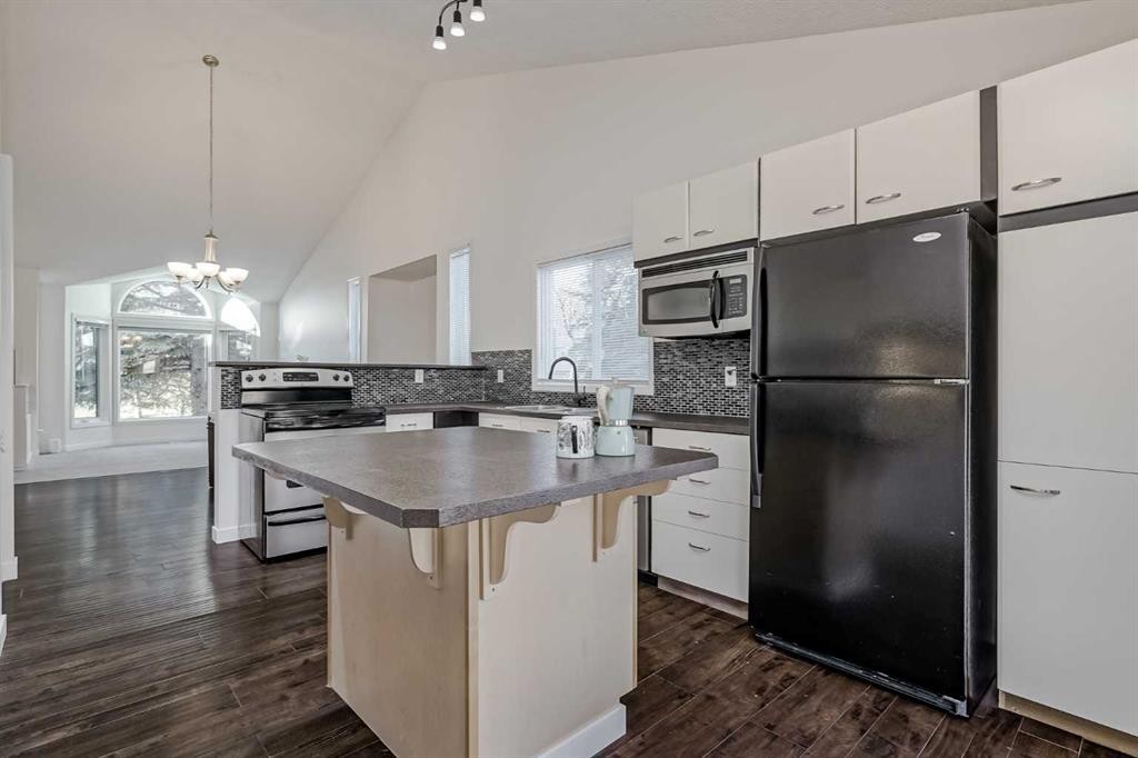 8 Millbank Road Sw, Calgary, AB - Indoor Photo Showing Kitchen