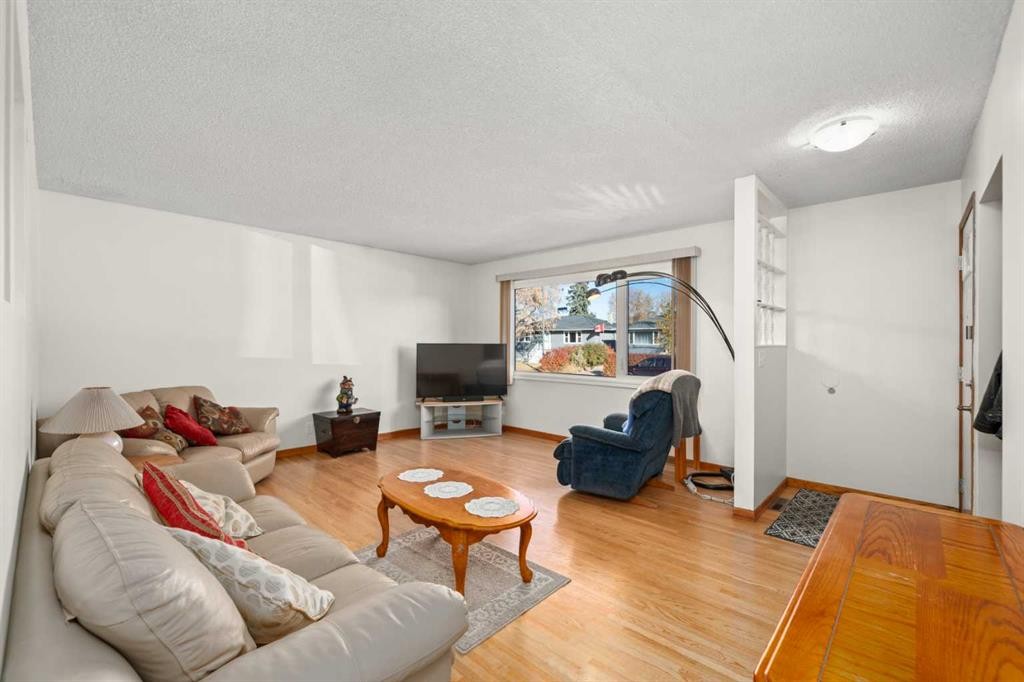 2219 40 Street Se, Calgary, AB - Indoor Photo Showing Living Room