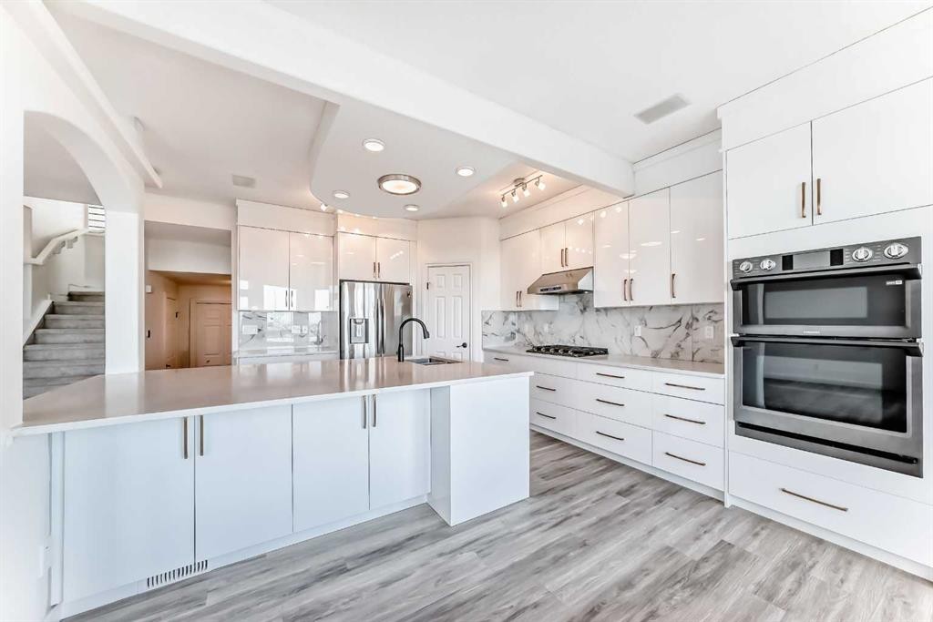 50 Hampstead Terrace Nw, Calgary, AB - Indoor Photo Showing Kitchen With Upgraded Kitchen