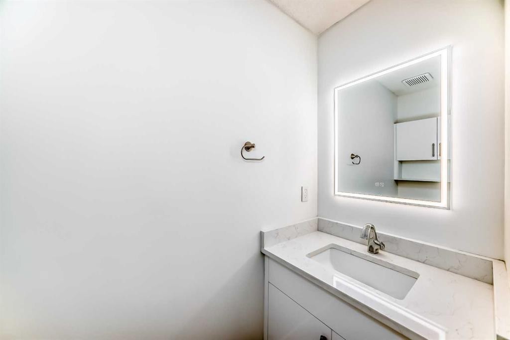 50 Hampstead Terrace Nw, Calgary, AB - Indoor Photo Showing Bathroom