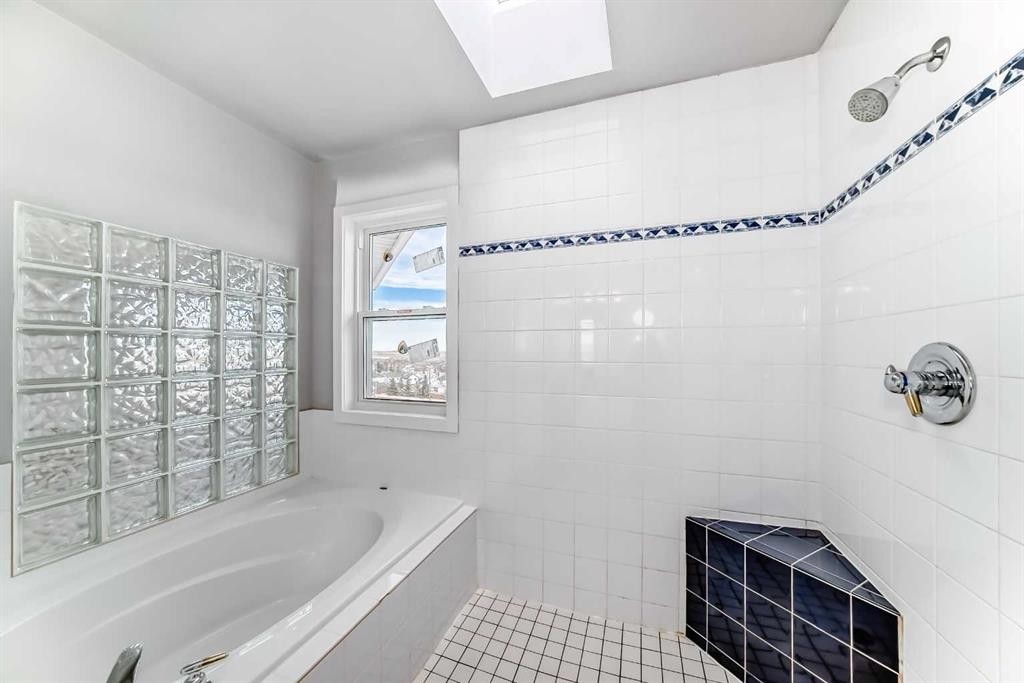 50 Hampstead Terrace Nw, Calgary, AB - Indoor Photo Showing Bathroom