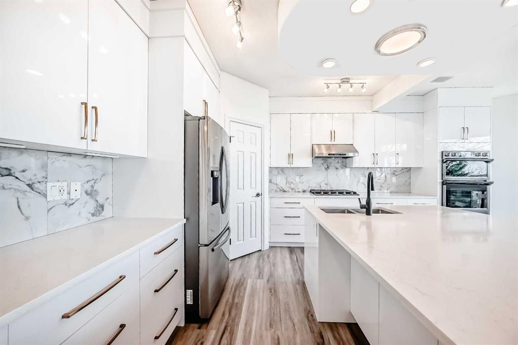 50 Hampstead Terrace Nw, Calgary, AB - Indoor Photo Showing Kitchen With Upgraded Kitchen