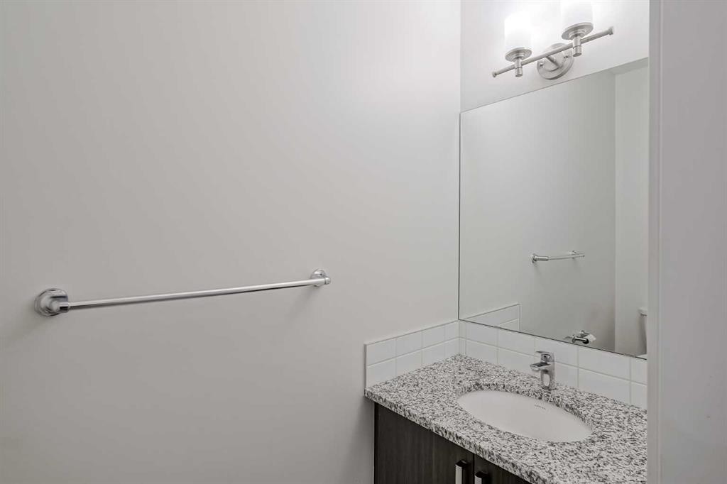 92 Walden Lane Se, Calgary, AB - Indoor Photo Showing Bathroom