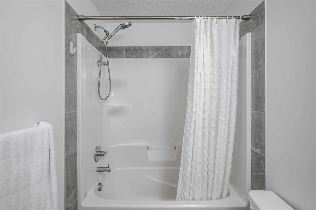 92 Walden Lane Se, Calgary, AB - Indoor Photo Showing Bathroom