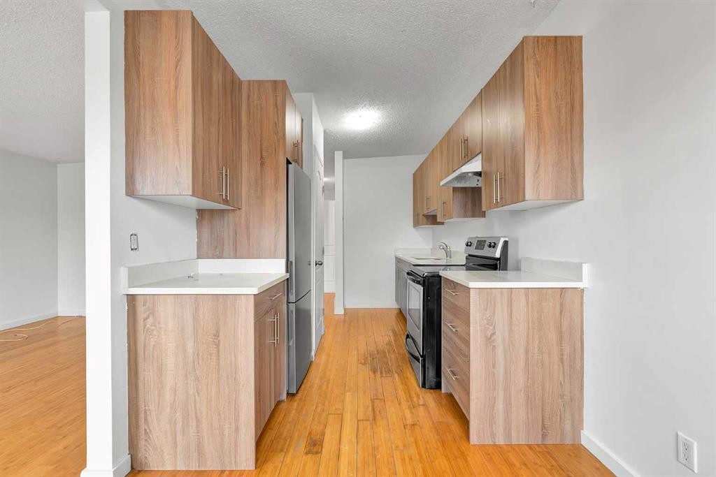 10831 5 Street Sw, Calgary, AB - Indoor Photo Showing Kitchen