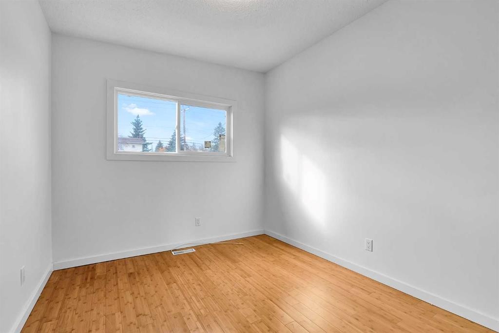 10831 5 Street Sw, Calgary, AB - Indoor Photo Showing Other Room