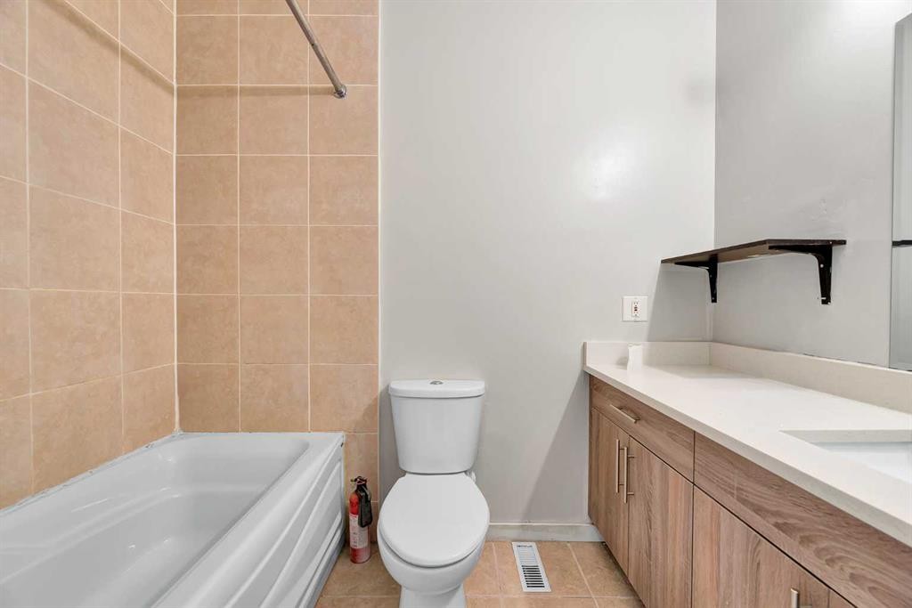 10831 5 Street Sw, Calgary, AB - Indoor Photo Showing Bathroom