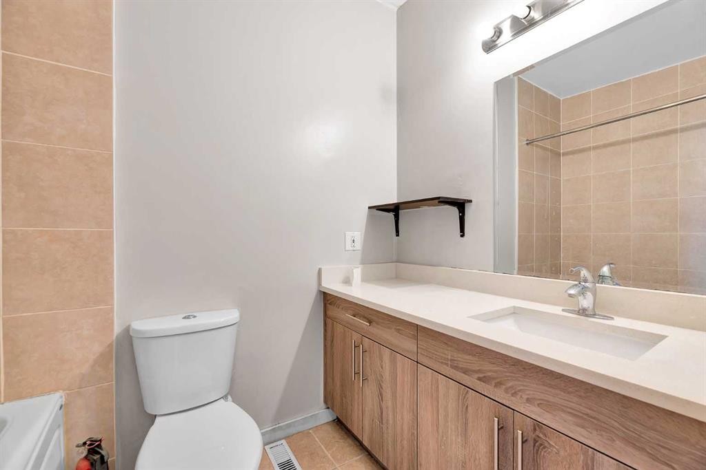 10831 5 Street Sw, Calgary, AB - Indoor Photo Showing Bathroom
