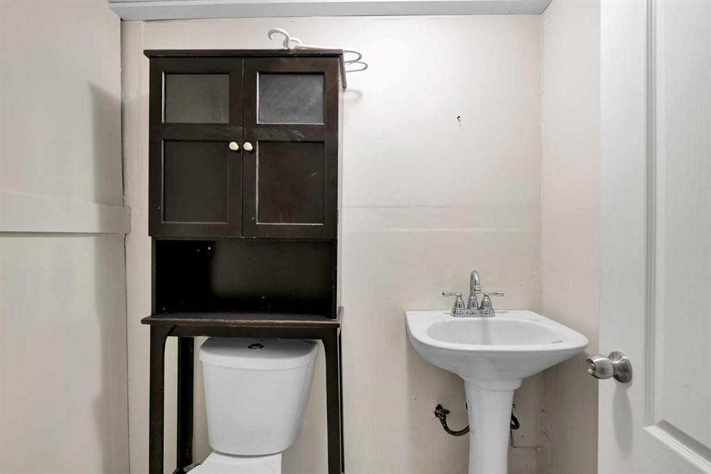 10831 5 Street Sw, Calgary, AB - Indoor Photo Showing Bathroom