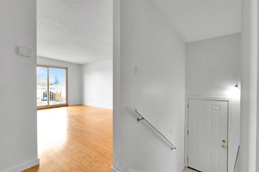 10831 5 Street Sw, Calgary, AB - Indoor Photo Showing Other Room