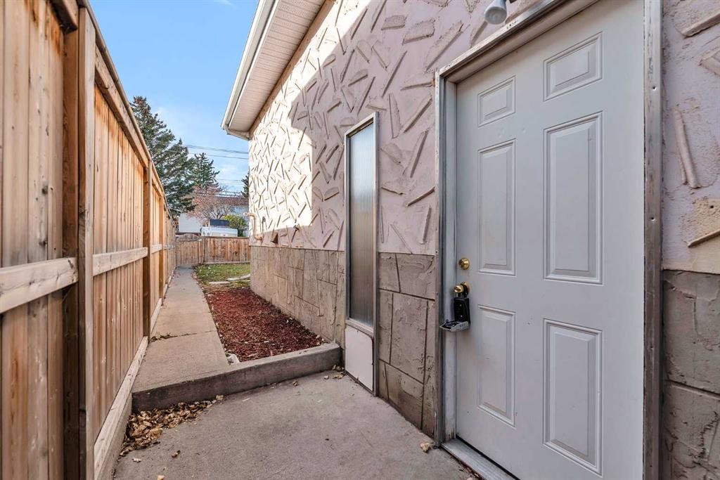 10831 5 Street Sw, Calgary, AB - Indoor