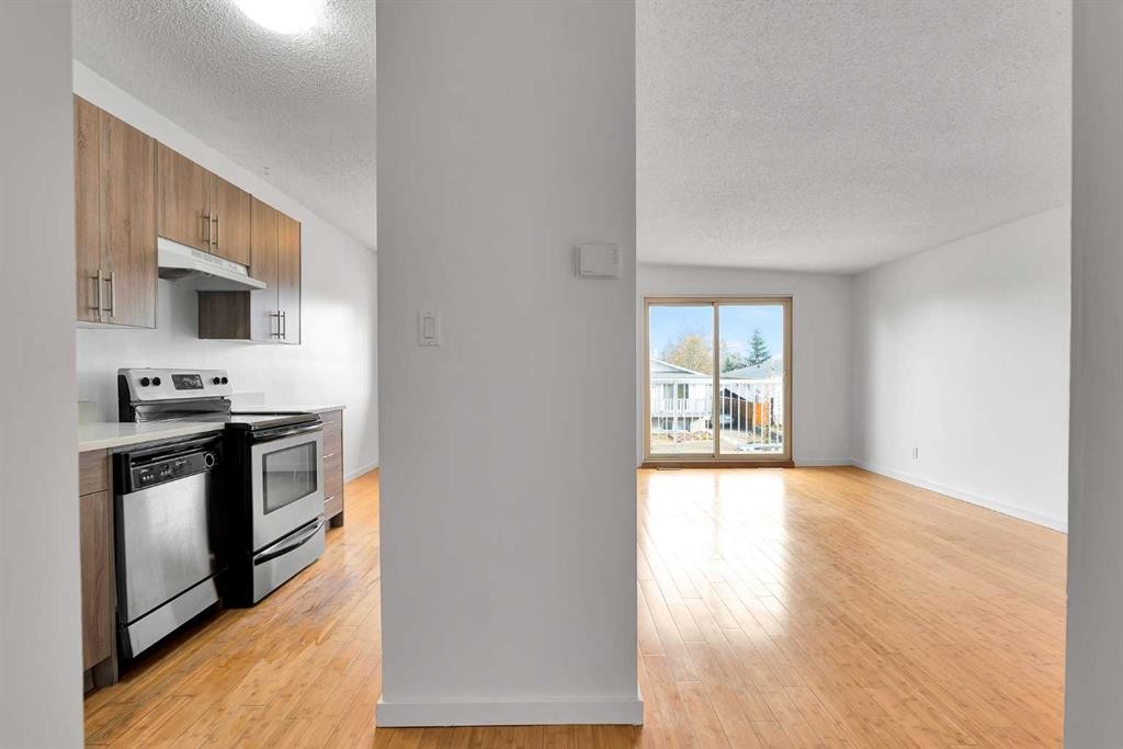 10831 5 Street Sw, Calgary, AB - Indoor Photo Showing Kitchen
