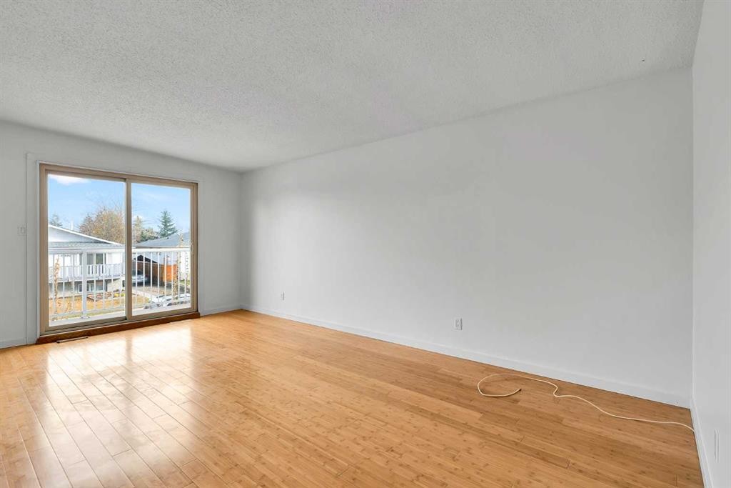 10831 5 Street Sw, Calgary, AB - Indoor Photo Showing Other Room