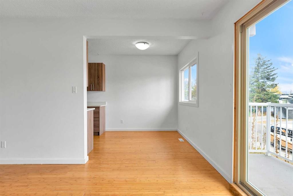 10831 5 Street Sw, Calgary, AB - Indoor Photo Showing Other Room