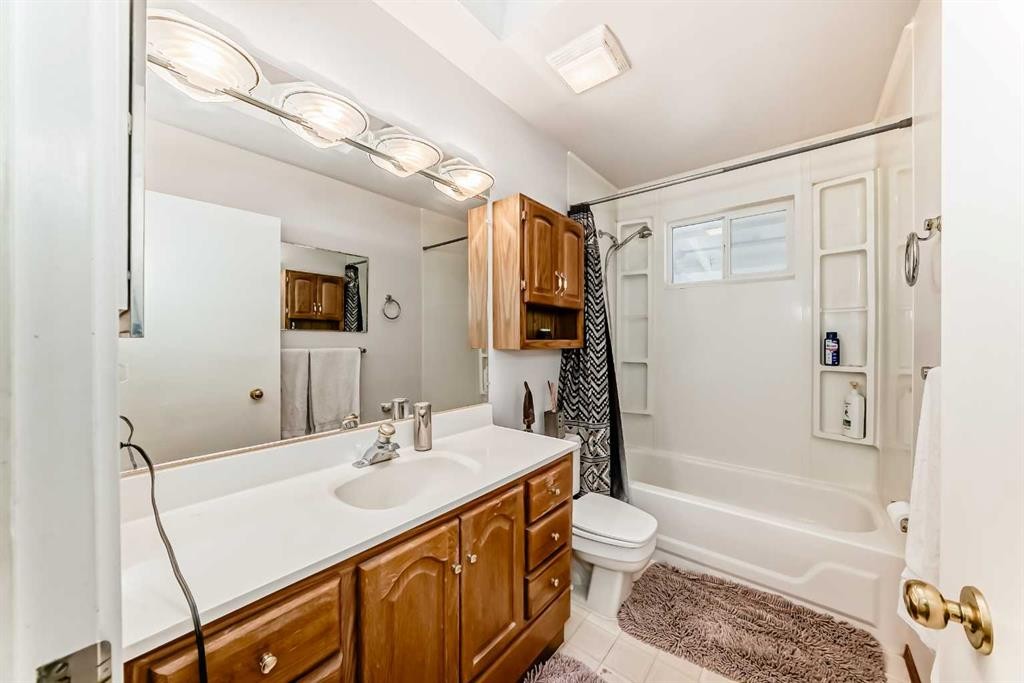 627 Seymour Avenue Sw, Calgary, AB - Indoor Photo Showing Bathroom