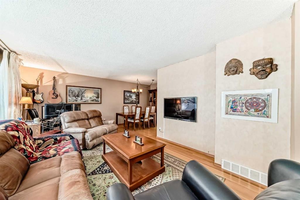 627 Seymour Avenue Sw, Calgary, AB - Indoor Photo Showing Living Room