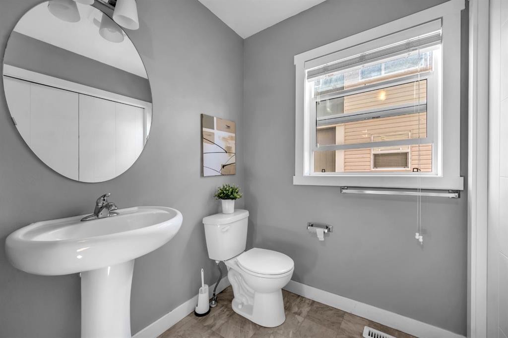 714 Redstone View Ne, Calgary, AB - Indoor Photo Showing Bathroom