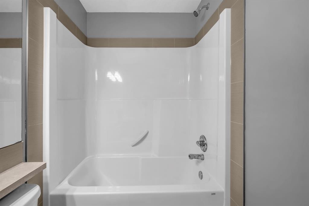 714 Redstone View Ne, Calgary, AB - Indoor Photo Showing Bathroom