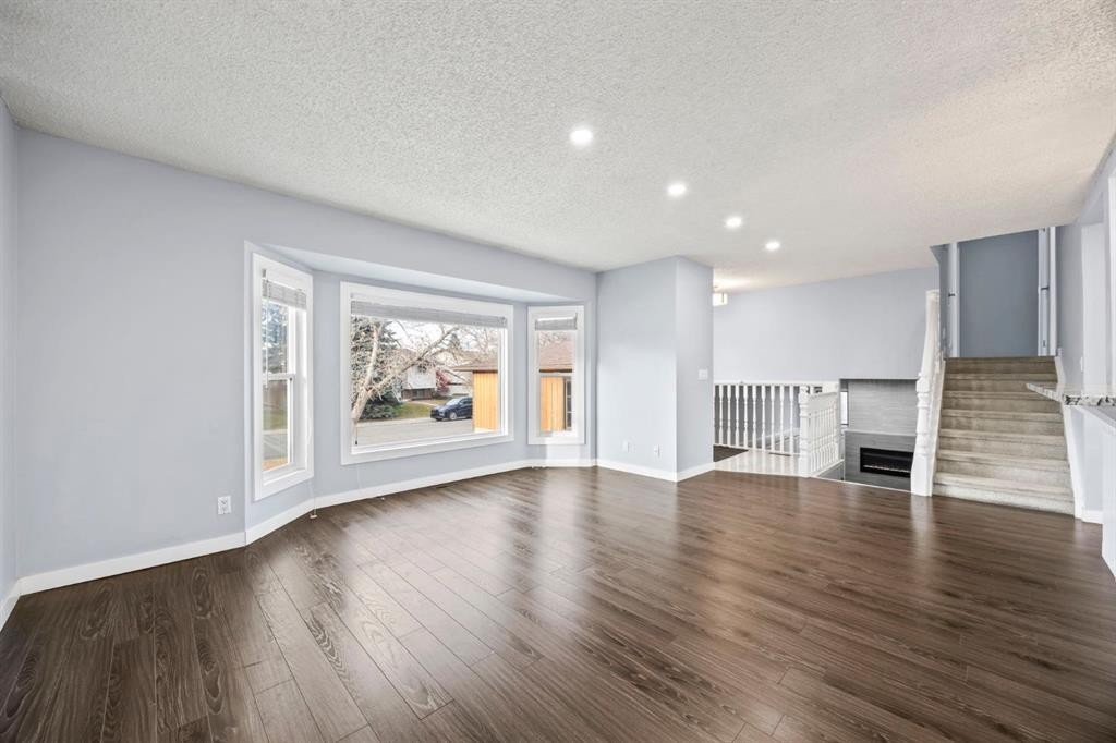 80 Templewood Road Ne, Calgary, AB - Indoor Photo Showing Living Room