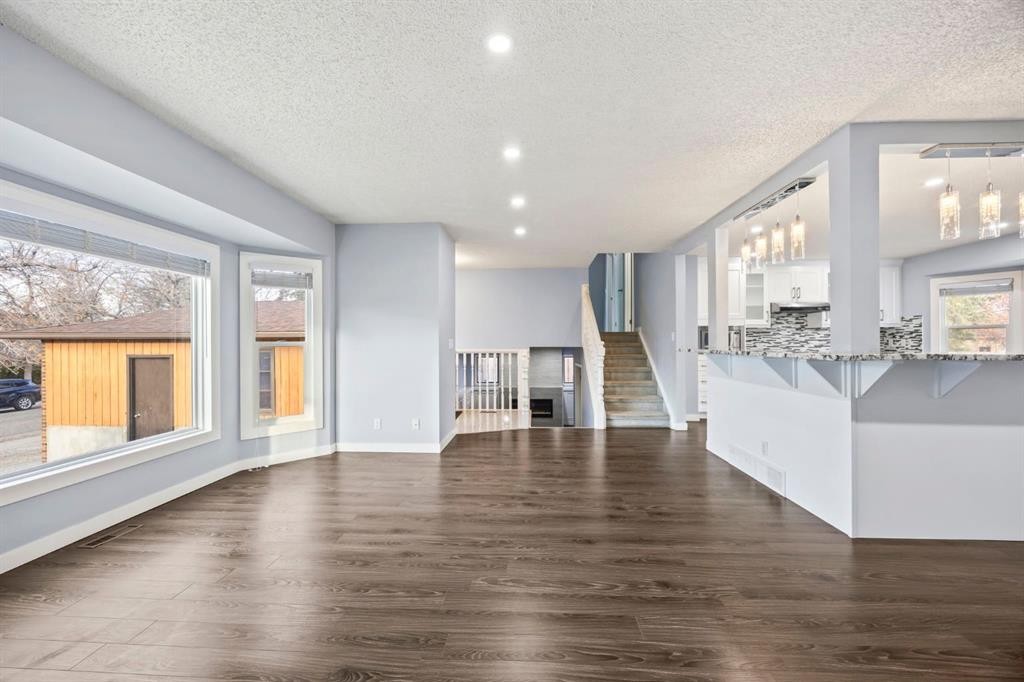 80 Templewood Road Ne, Calgary, AB - Indoor Photo Showing Living Room