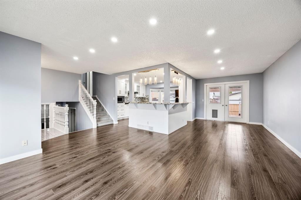 80 Templewood Road Ne, Calgary, AB - Indoor Photo Showing Living Room