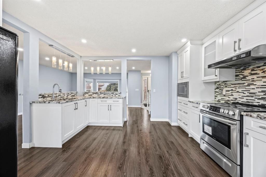 80 Templewood Road Ne, Calgary, AB - Indoor Photo Showing Kitchen With Upgraded Kitchen