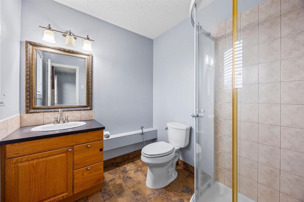 80 Templewood Road Ne, Calgary, AB - Indoor Photo Showing Bathroom