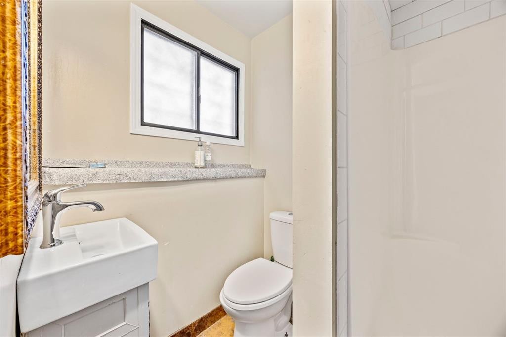 80 Templewood Road Ne, Calgary, AB - Indoor Photo Showing Bathroom