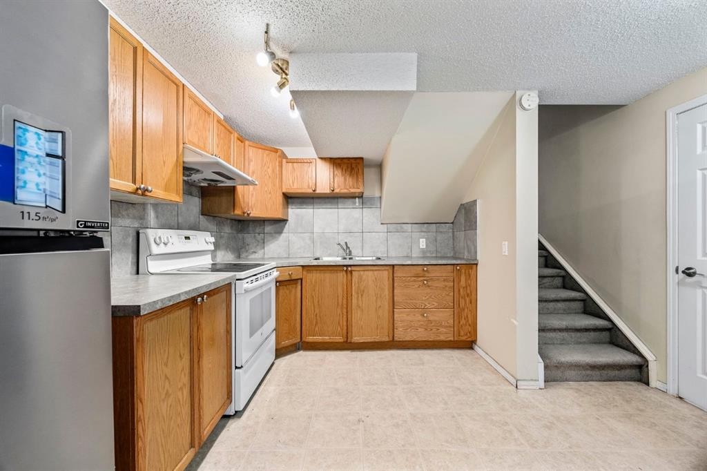 80 Templewood Road Ne, Calgary, AB - Indoor Photo Showing Kitchen With Double Sink