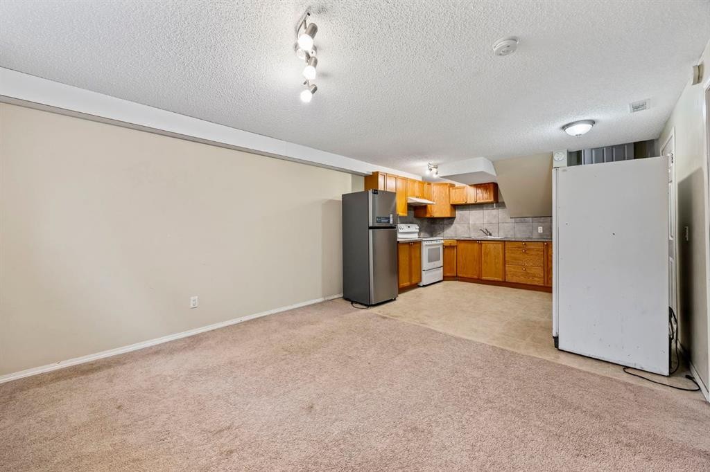 80 Templewood Road Ne, Calgary, AB - Indoor Photo Showing Kitchen