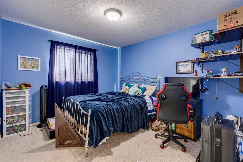 184 Cimarron Park Circle, Okotoks, AB - Indoor Photo Showing Bedroom