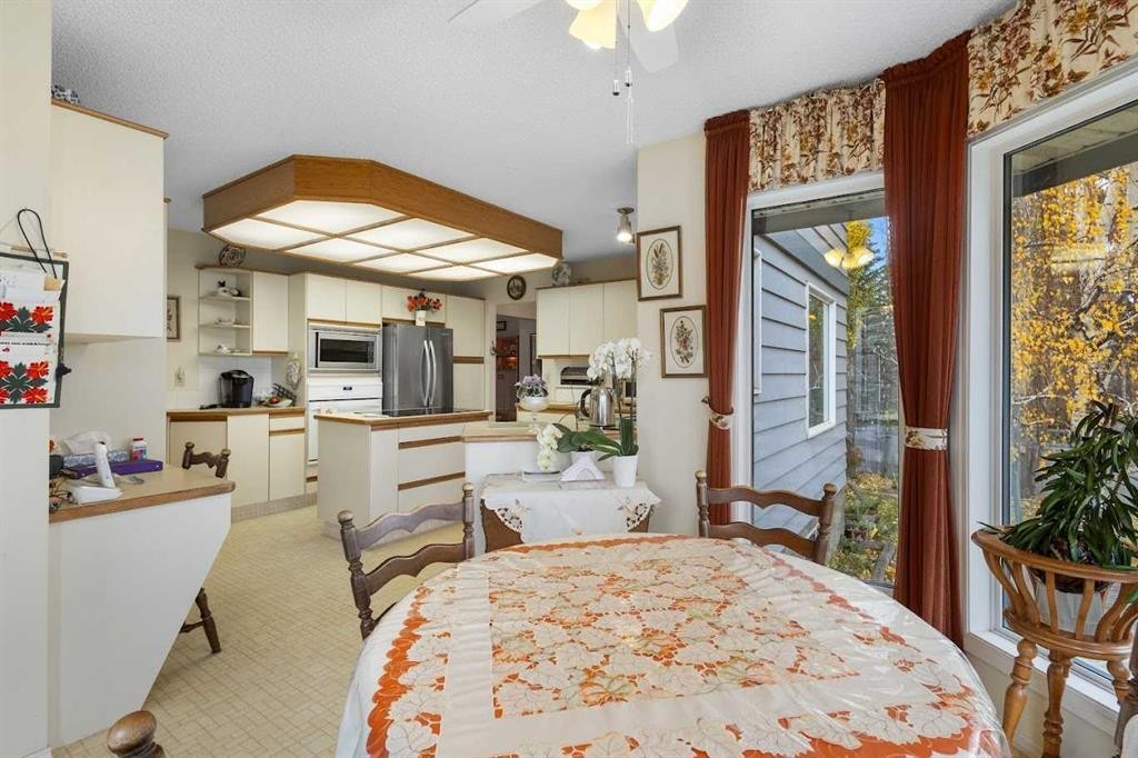 224 Douglas Woods Point Se, Calgary, AB - Indoor Photo Showing Dining Room