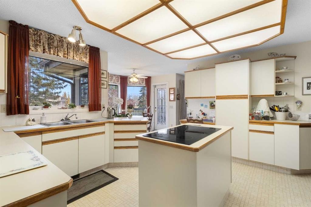 224 Douglas Woods Point Se, Calgary, AB - Indoor Photo Showing Kitchen With Double Sink