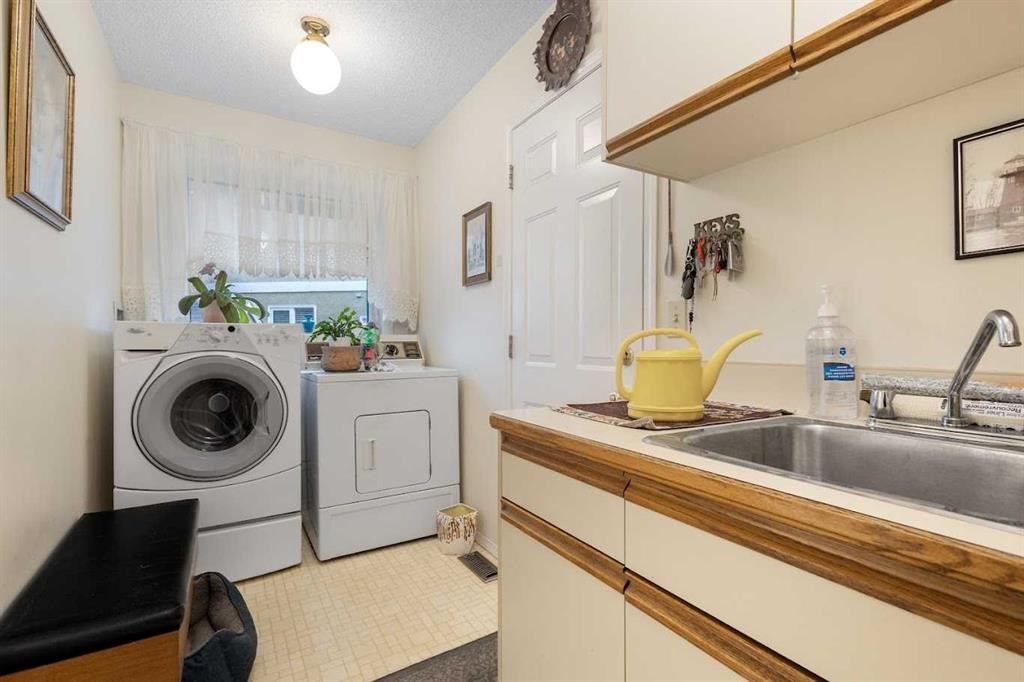 224 Douglas Woods Point Se, Calgary, AB - Indoor Photo Showing Laundry Room