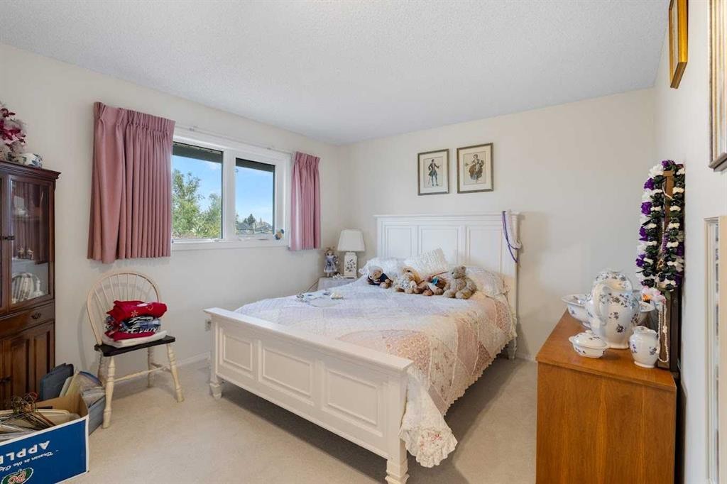 224 Douglas Woods Point Se, Calgary, AB - Indoor Photo Showing Bedroom