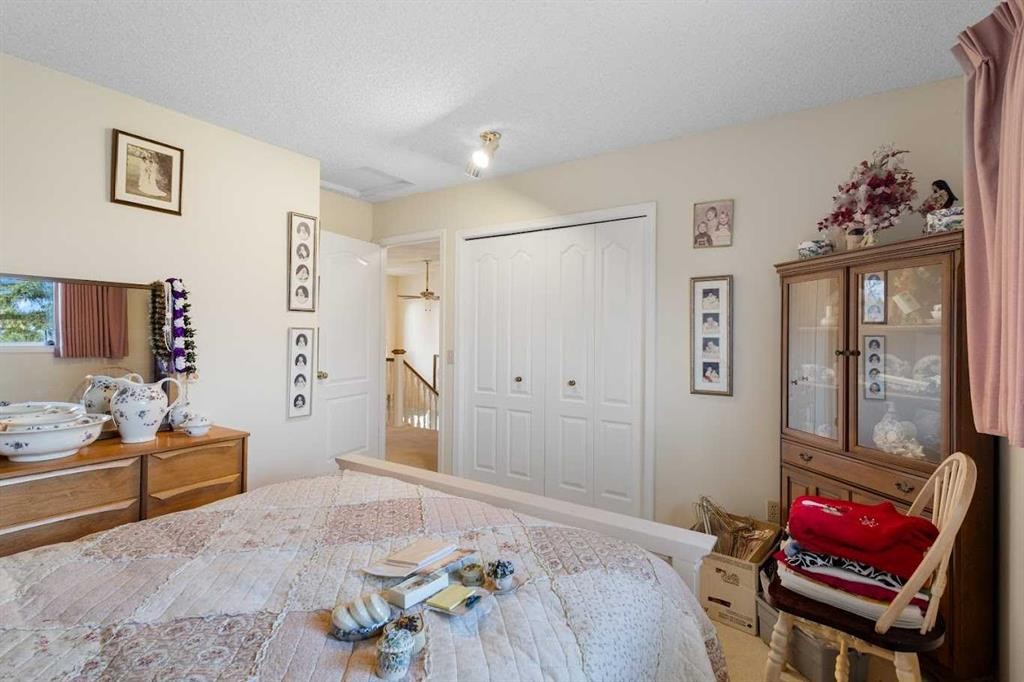 224 Douglas Woods Point Se, Calgary, AB - Indoor Photo Showing Bedroom
