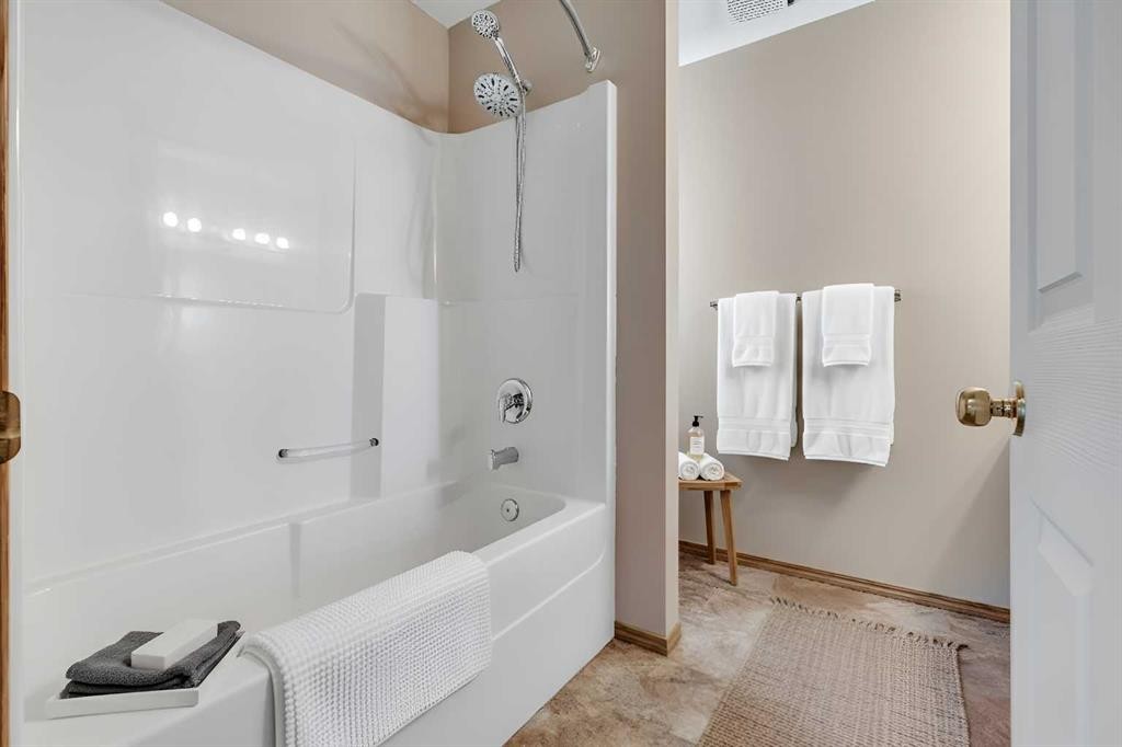 87 Coventry Road Ne, Calgary, AB - Indoor Photo Showing Bathroom